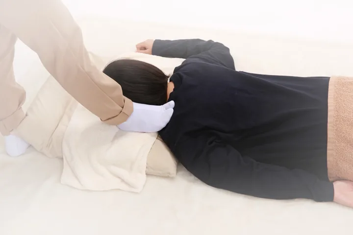 肩まわりへの施術の様子