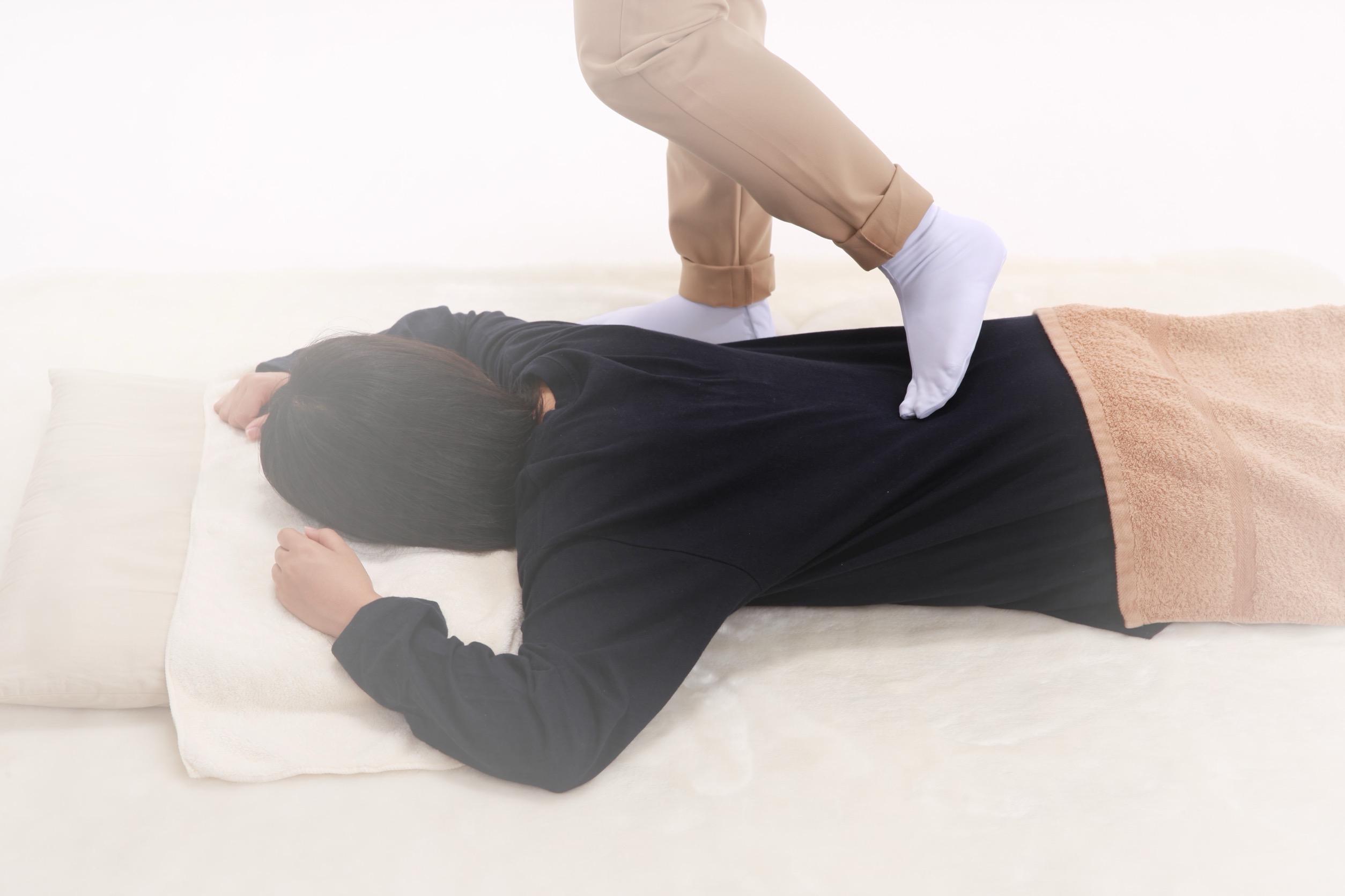 腰まわりへの施術の様子
