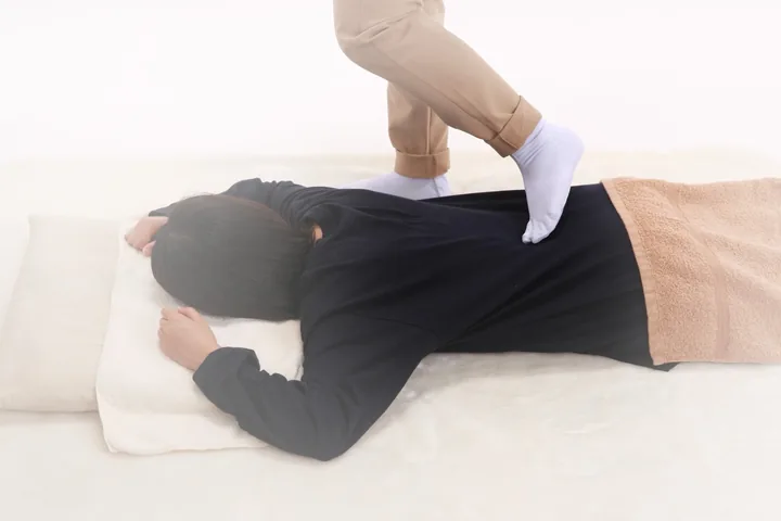 腰まわりへの施術の様子